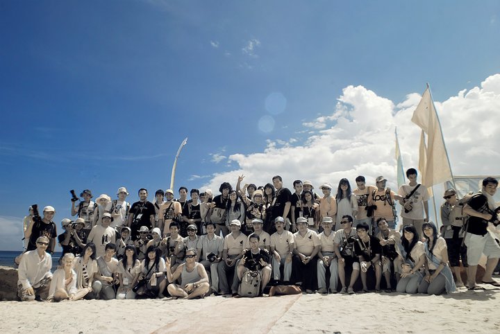 Fotografer berbagai daerah Indonesia berfoto bareng Bupati Lampung Barat saat itu, Mukhlis Basri, di Festival Teluk Stabas 2010