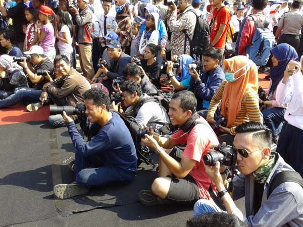 Fotografer dan blogger di acara Parade Budaya Festival Krakatau 2015 (@yopiefranz)