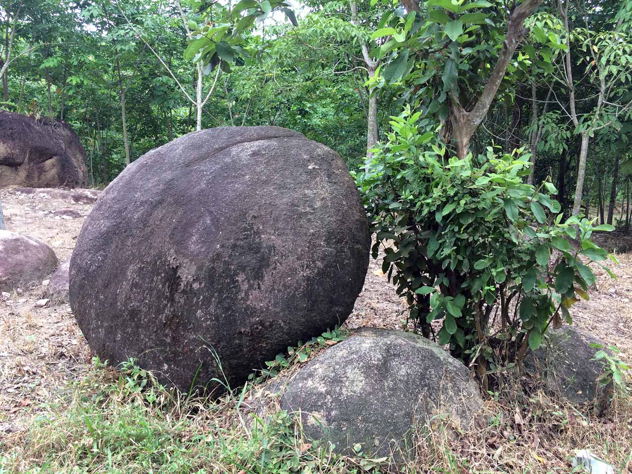 Batu di pinggir jalan Srikaton - Yopie Pangkey - 1