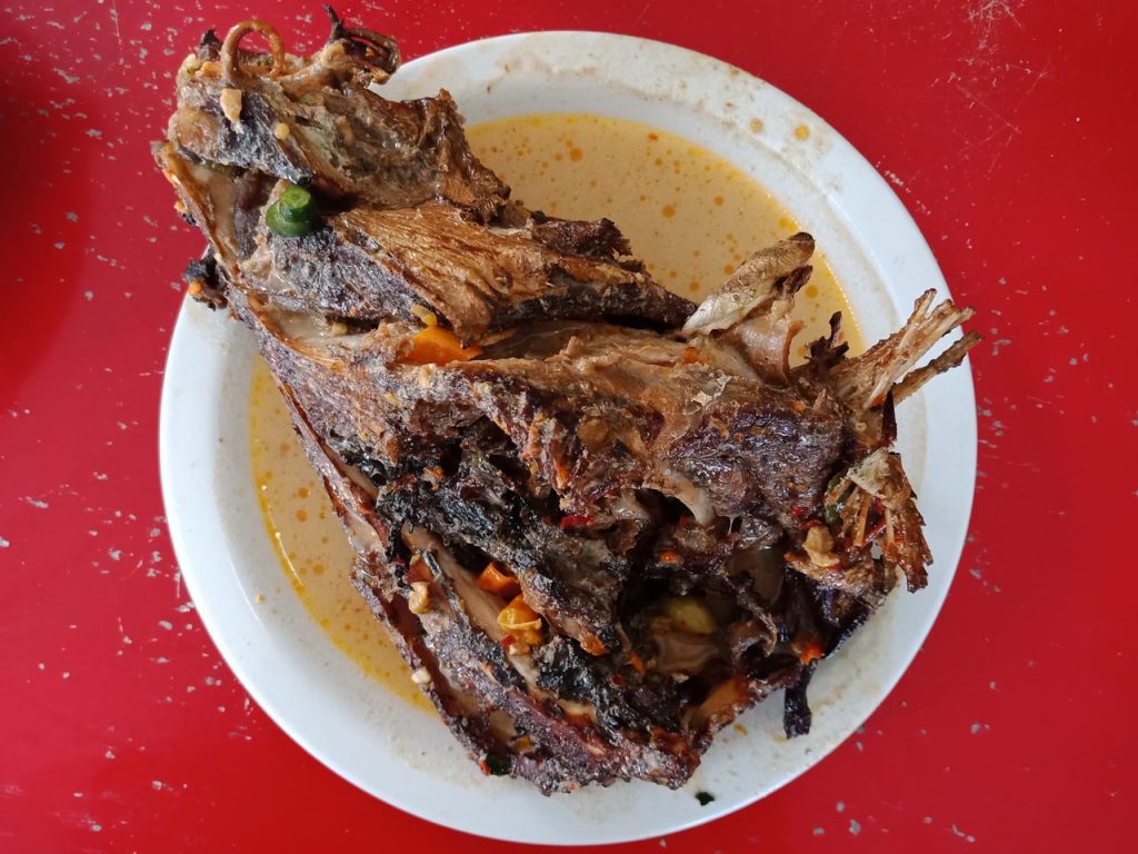 Tempat makan enak di Semarang - Kepala Manyung Bu Fat - Yopie Pangkey - 2
