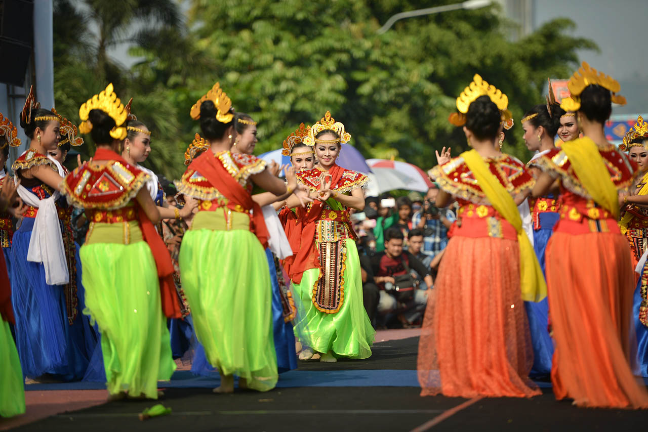 Tarian Pembuka - Pawai Budaya Festival Krakatau 2015 - 3