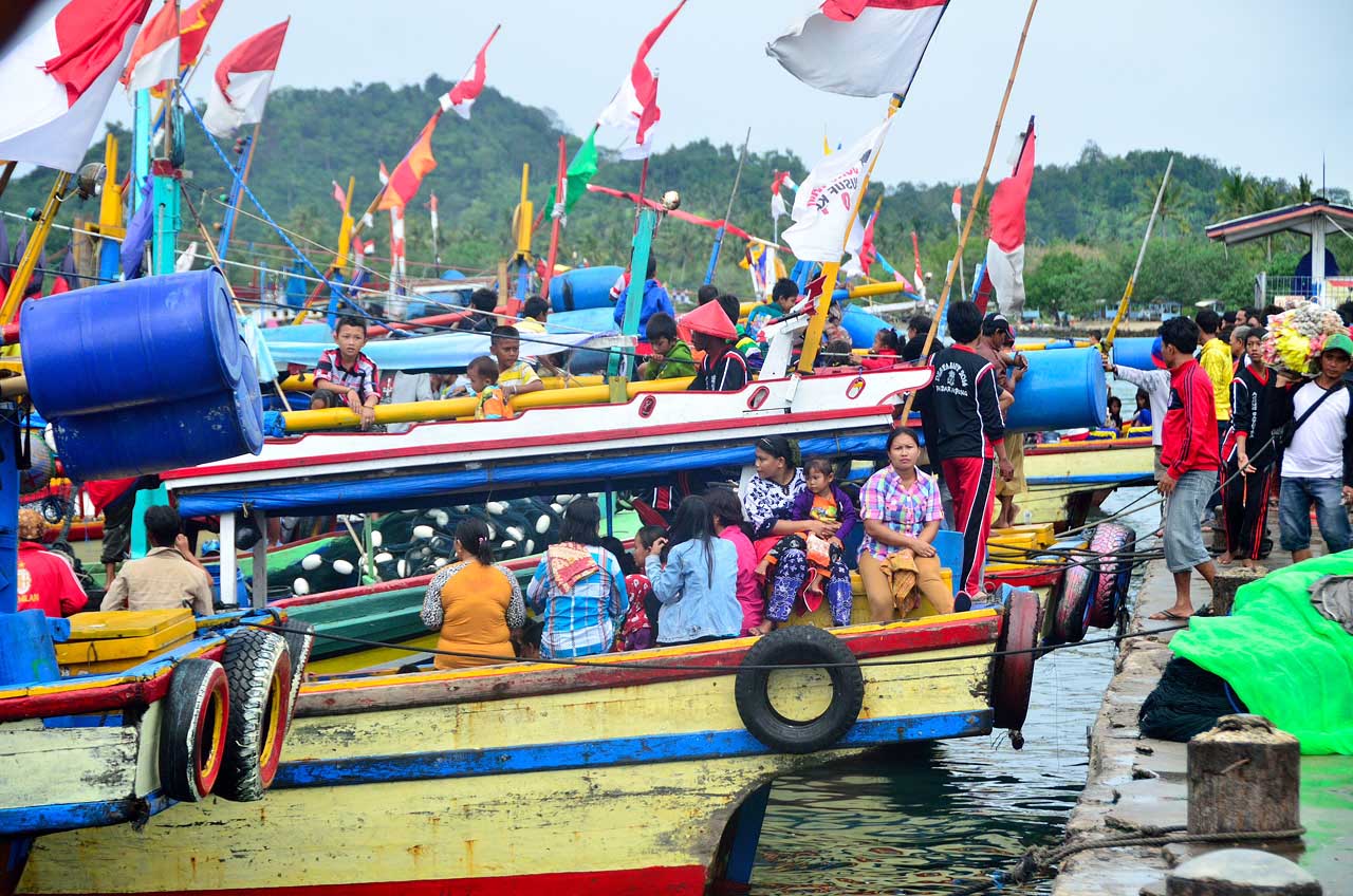Banyak warga ikut meramaikan Festival Budaya Maritim 2014 ini.
