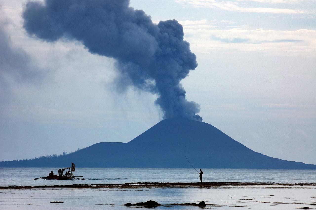 Erupsi Anak Krakatau dilihat dari Pulau Sebesi - Yopie Pangkey