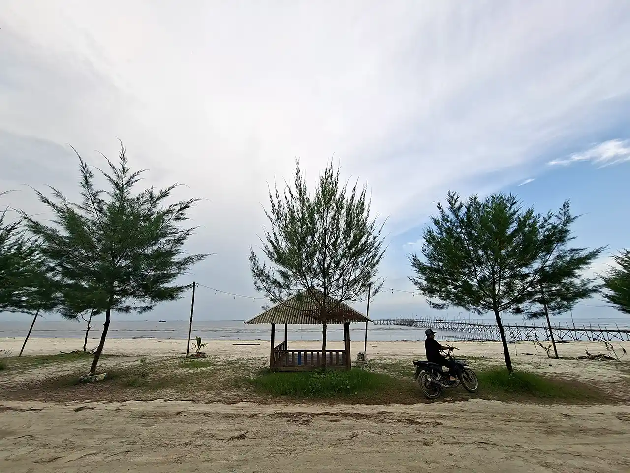Foto Pantai Mutiara Baru Lampung Timur Staycation Sederhana di Tepi Laut 6 - Yopie Pangkey