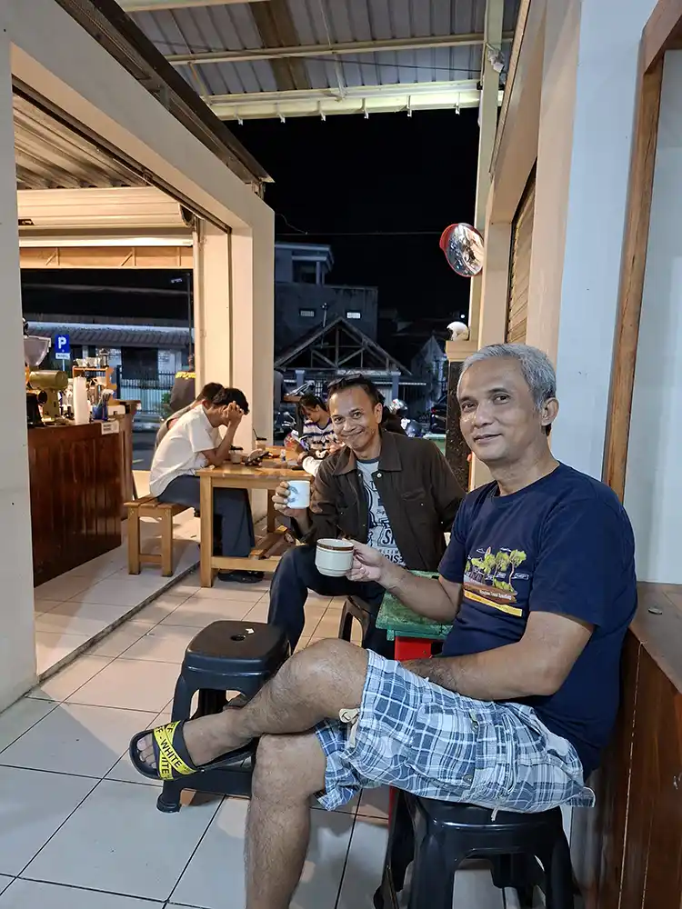 @tokopi.mineral Lebih dari Sekadar Ngopi Cerita dari Sudut Pasar Raya Lebak Budi - Yopie Pangkey - 4