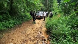 Blusukan Lewati Jalan Rusak Cari Spot Foto Spektakuler Tapi Sampai Kapan - 1 - Yopie Pangkey