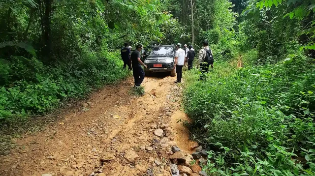 Blusukan Lewati Jalan Rusak Cari Spot Foto Spektakuler Tapi Sampai Kapan - 1 - Yopie Pangkey