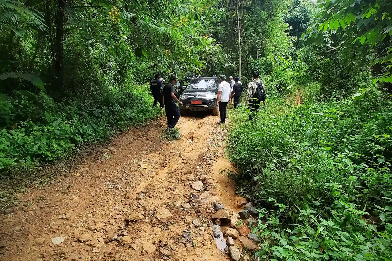 Blusukan Lewati Jalan Rusak Cari Spot Foto Spektakuler Tapi Sampai Kapan - 1 - Yopie Pangkey
