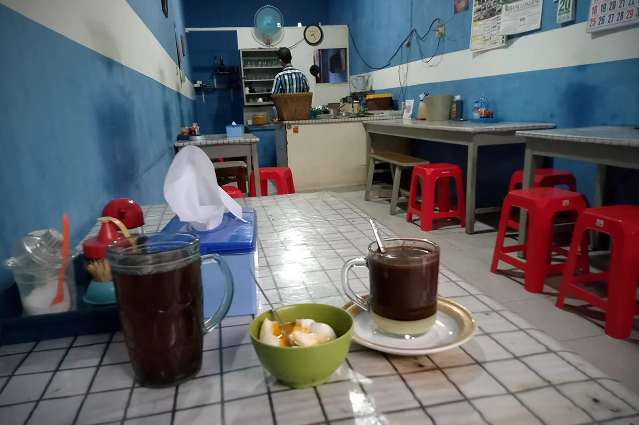 Warung Kopi Njun di Lorong King Bandarlampung 1 - Yopie Pangkey