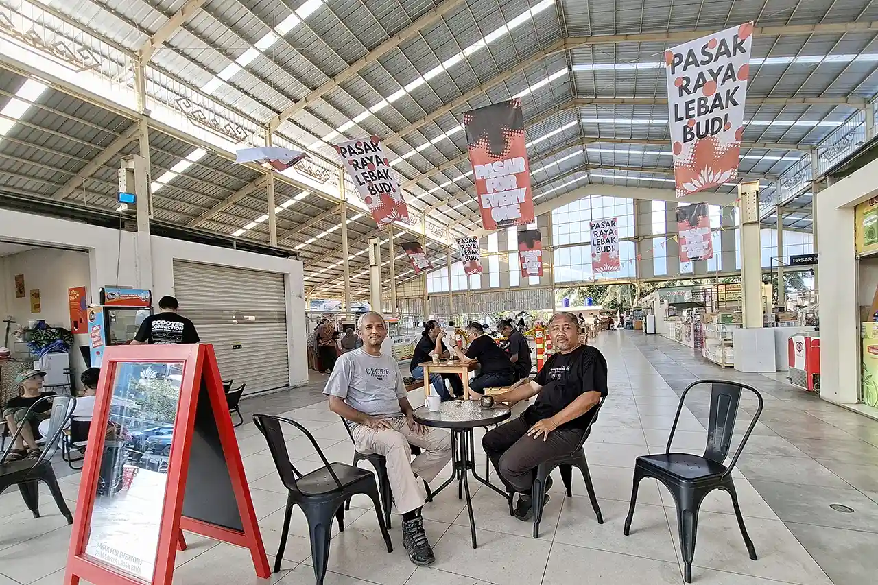 Heru Mataya Melihat Kota Bandarlampung dari Meja Kopi Pasar Raya Lebak Budi - Yopie Pangkey