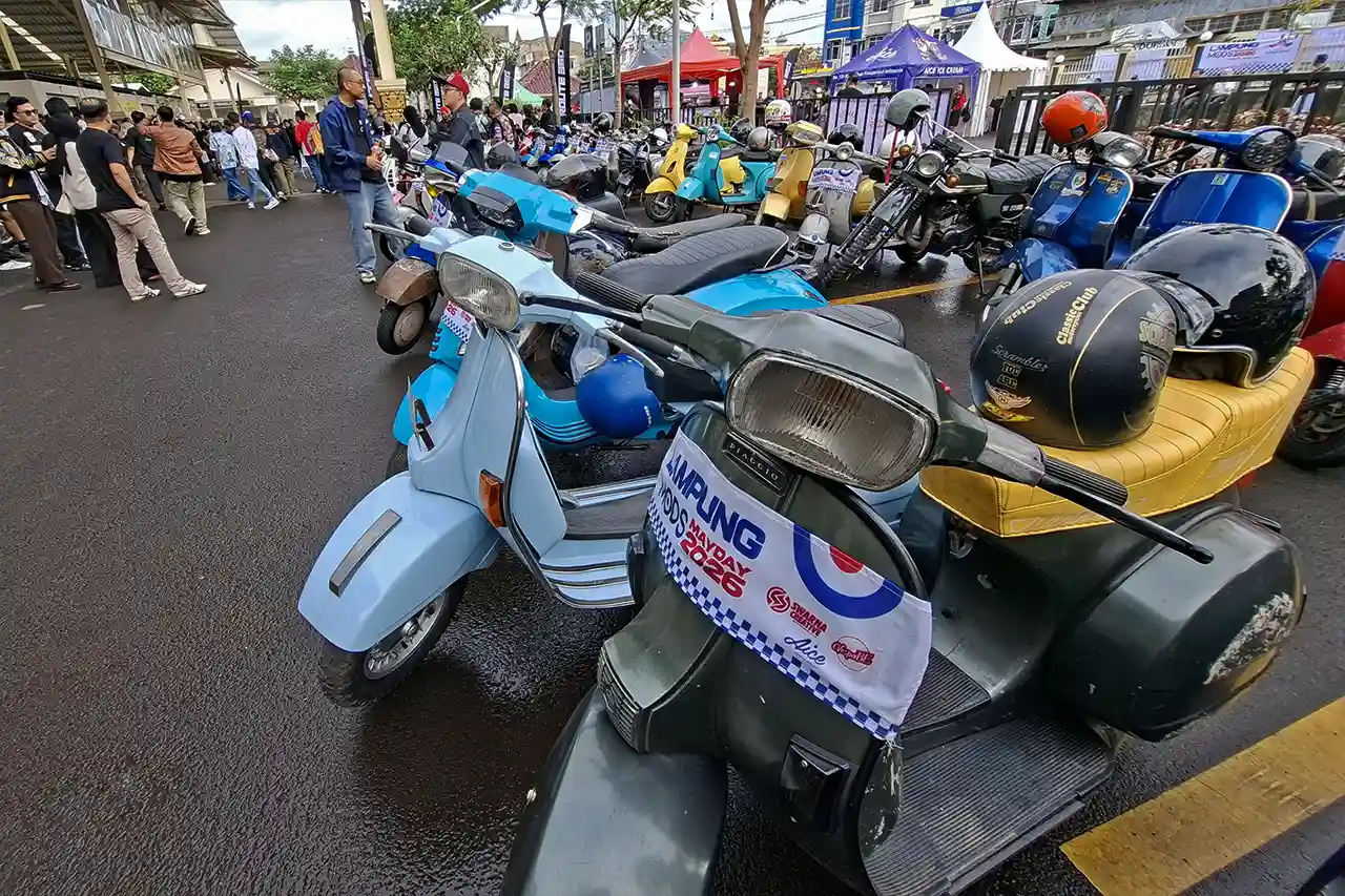 Lampung Mods Mayday 2026 di Pasar Raya Lebak Budi - scooterist berkumpul menikmati musik dan suasana komunitas - Yopie Pangkey